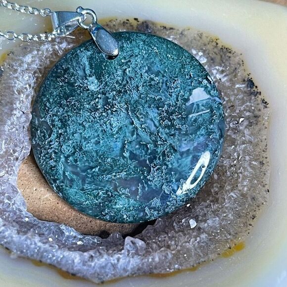 Moss agate circle coin pendant necklace silver plated 1.5” 20 inches - Picture 1 of 7